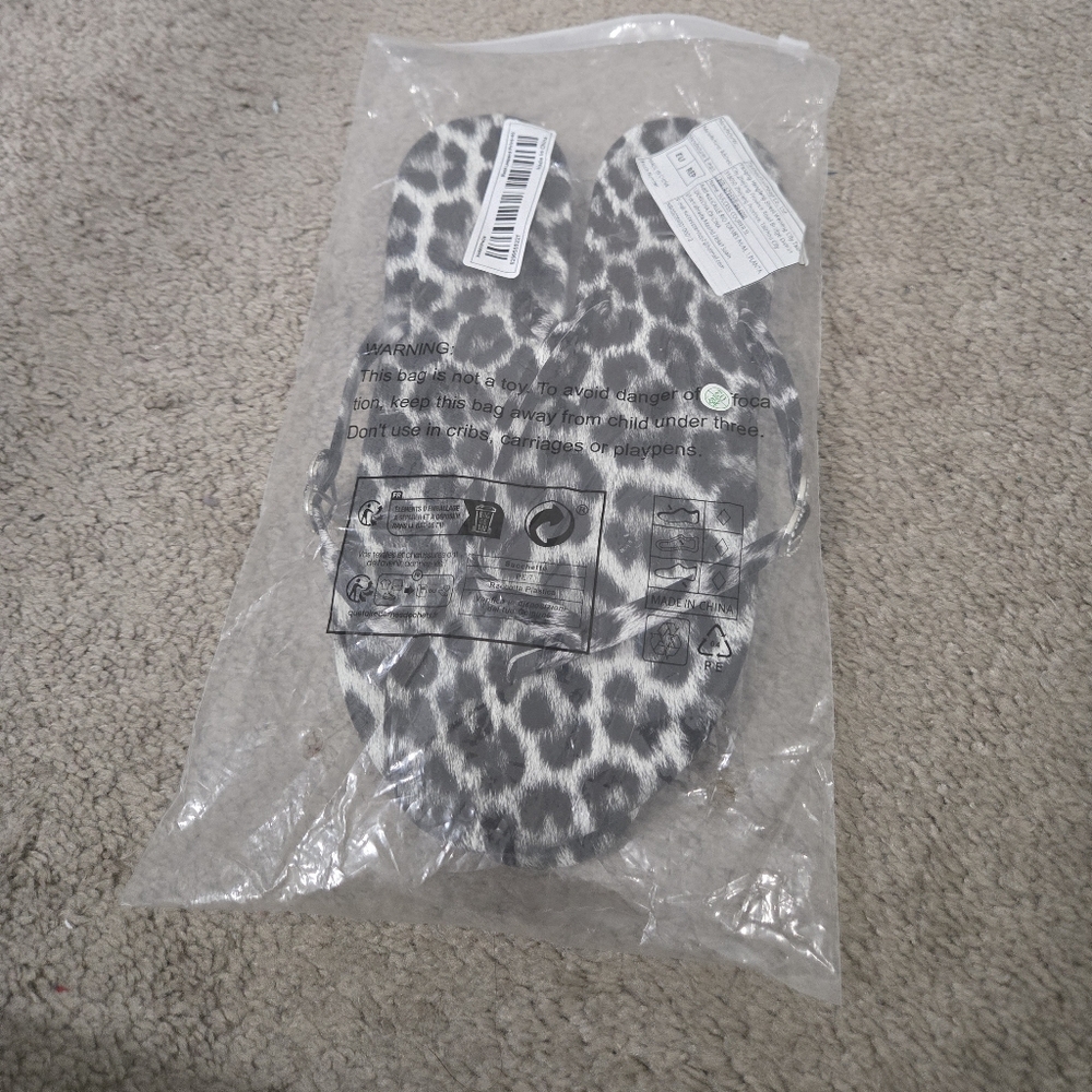 Stylish Black and White Flip Flops - Picture 7 of 7